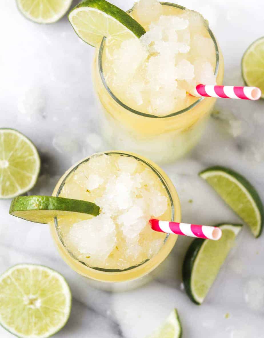 corona cocktail with limes and ice