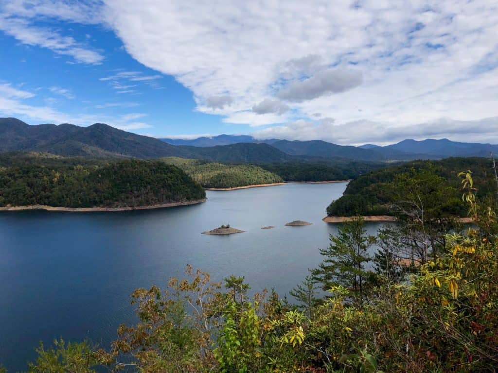 wide angle view of large lake fontanawith mountains in the background